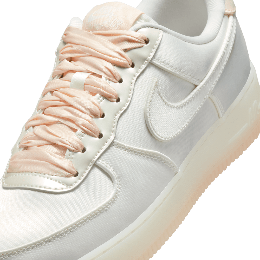 Wmns Nike Air Force 1 ’07 LV8
