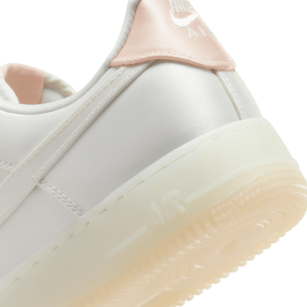 Wmns Nike Air Force 1 ’07 LV8